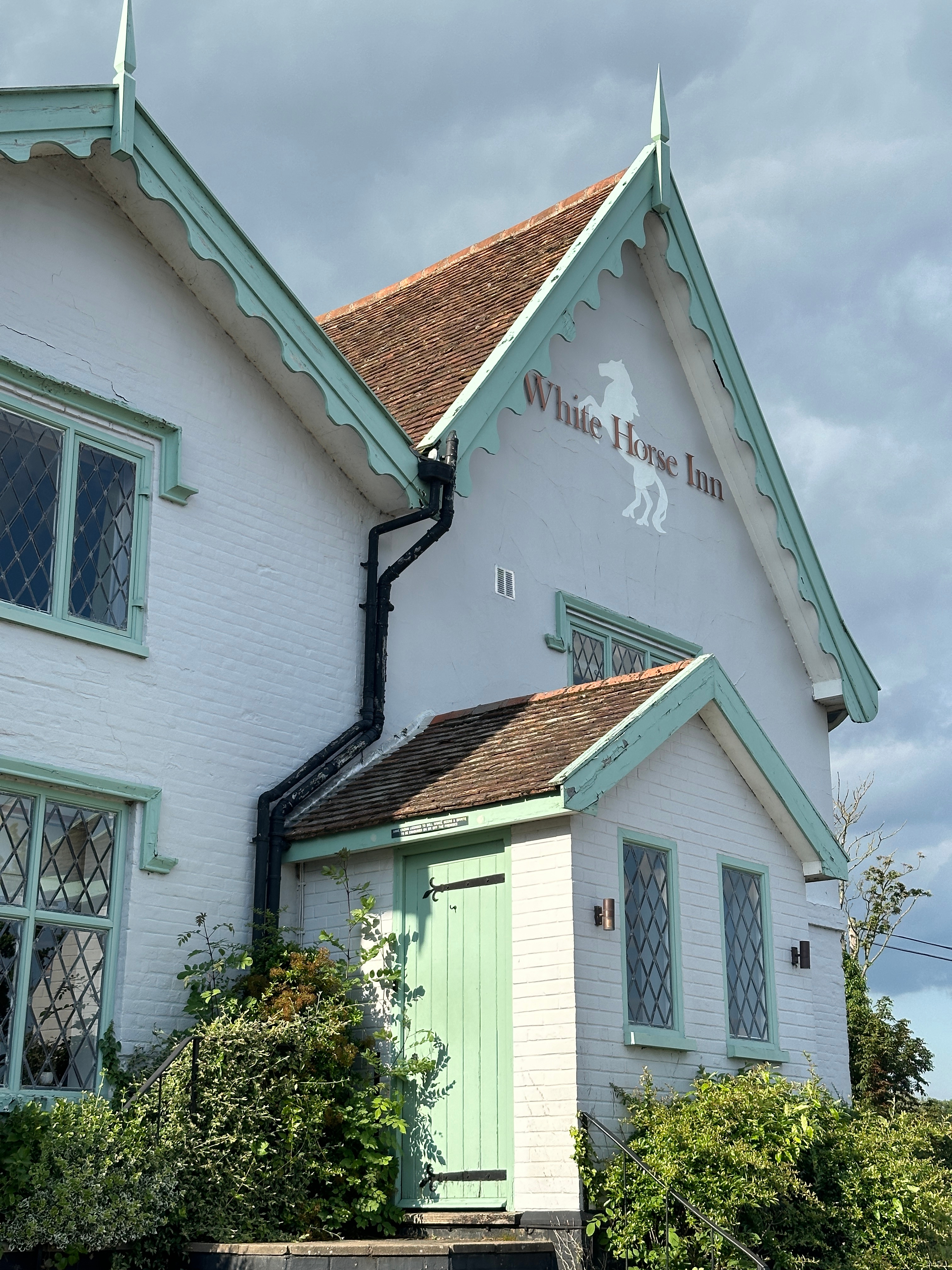 Pint Chasers on Tour: The White Horse Inn | Brit Stops